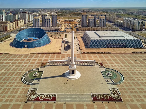 ヌルスルタン、カザフスタン - 8月11日:高層ビル、モニュメントカザフエリ、創造性のシャバイト宮殿とハズラットスルタンモスクとヌルスルタン(アスタナ)市内中心部への美しいパノラマ空中ドローンビュー — ストック写真