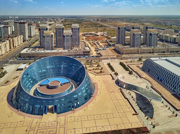 NUR-SULTAN, KAZAKHSTAN - 11 de agosto: Bela vista panorâmica do drone aéreo para Nursultan (Astana) centro da cidade com arranha-céus e Palácio Shabyt da Criatividade (Universidade Nacional de Artes ) — Fotografia de Stock