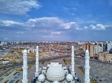 Nur-Sultan, Kazakistan - 11 Ağustos: Gökdelenler ve Hazreti Sultan Camii ile Nursultan (Astana) şehir merkezine güzel panoramik hava drone görünümü