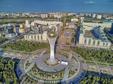 Nur-Sultan, Kazakistan - 29 Temmuz: Gökdelenler ve Baiterek Kulesi ile Nur-Sultan veya Nursultan (Astana) şehir merkezine güzel panoramik hava drone görünümü, Kazakistan (Qazaqstan)