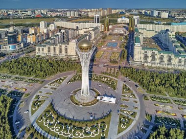 Nur-Sultan, Kazakistan - 29 Temmuz: Gökdelenler ve Baiterek Kulesi ile Nur-Sultan veya Nursultan (Astana) şehir merkezine güzel panoramik hava drone görünümü, Kazakistan (Qazaqstan)