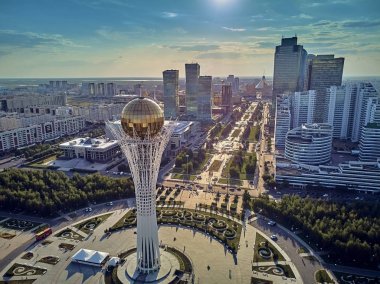 Nur-Sultan, Kazakistan - 29 Temmuz: Gökdelenler ve Baiterek Kulesi ile Nur-Sultan veya Nursultan (Astana) şehir merkezine güzel panoramik hava drone görünümü, Kazakistan (Qazaqstan)