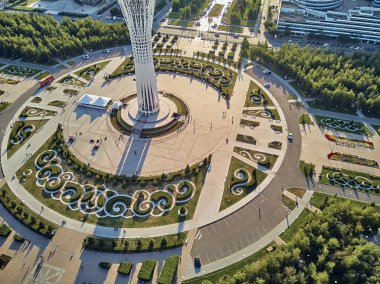 Nur-Sultan, Kazakistan - 29 Temmuz: Gökdelenler ve Baiterek Kulesi ile Nur-Sultan veya Nursultan (Astana) şehir merkezine güzel panoramik hava drone görünümü, Kazakistan (Qazaqstan)