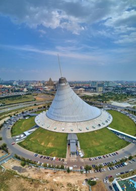 Nur-Sultan, Kazakistan - 29 Temmuz: Gökdelenler ve Khan Shatyr Entertainment Center, Kazakistan (Qazaqstan) ile Nur-Sultan veya Nursultan (Astana) şehir merkezine güzel panoramik havadan drone görünümü)