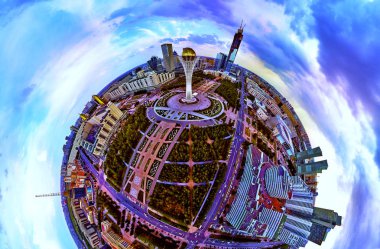 Nur-Sultan, Kazakistan - 29 Temmuz: Gökdelenler ve Baiterek Kulesi ile Nur-Sultan veya Nursultan (Astana) şehir merkezine güzel panoramik (360 küresel panorama küçük gezegen) havadan drone görünümü