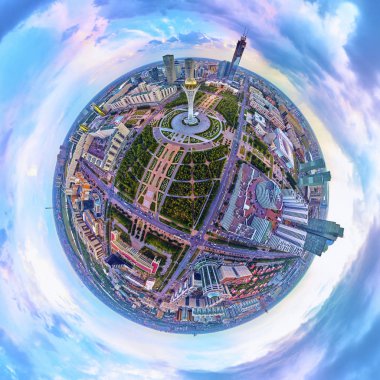 Nur-Sultan, Kazakistan - 29 Temmuz: Gökdelenler ve Baiterek Kulesi ile Nur-Sultan veya Nursultan (Astana) şehir merkezine güzel panoramik (360 küresel panorama küçük gezegen) havadan drone görünümü