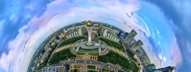 Nur-Sultan, Kazakistan - 29 Temmuz: Gökdelenler ve Baiterek Kulesi ile Nur-Sultan veya Nursultan (Astana) şehir merkezine güzel panoramik hava drone görünümü, Kazakistan (Qazaqstan)