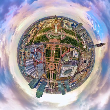 Nur-Sultan, Kazakistan - 29 Temmuz: Gökdelenler ve Baiterek Kulesi ile Nur-Sultan veya Nursultan (Astana) şehir merkezine güzel panoramik (360 küresel panorama küçük gezegen) havadan drone görünümü