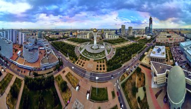 Nur-Sultan, Kazakistan - 29 Temmuz: Gökdelenler ve Baiterek Kulesi ile Nur-Sultan veya Nursultan (Astana) şehir merkezine güzel panoramik hava drone görünümü, Kazakistan (Qazaqstan)