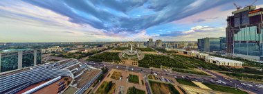 Nur-Sultan, Kazakistan - 29 Temmuz: Gökdelenler ve Baiterek Kulesi ile Nur-Sultan veya Nursultan (Astana) şehir merkezine güzel panoramik hava drone görünümü, Kazakistan (Qazaqstan)