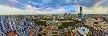 Nur-Sultan, Kazakistan - 29 Temmuz: Gökdelenler ve Baiterek Kulesi ile Nur-Sultan veya Nursultan (Astana) şehir merkezine güzel panoramik hava drone görünümü, Kazakistan (Qazaqstan)