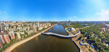 Nur-Sultan, Kazakistan - 30 Temmuz: Ishim Nehri Embankment 'e güzel panoramik hava aracı manzarası Gökdelenleri ve modern yaya köprüsü olan Nur-Sultan (Astana) şehir merkezi