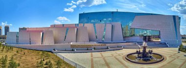 Nur-Sultan, Kazakistan - 11 Ağustos: Gökdelenler ve Kazakistan Cumhuriyeti Ulusal Müzesi ile Nursultan (Astana) şehir merkezine güzel panoramik hava drone görünümü