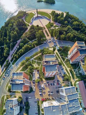 Ust-Kamenogorsk, Kazakistan - 09 Ağustos: Ust-Kamenogorsk (Oskemen), Qazaqstan'da Irtysh ve Ulba nehirlerinin kesiştiği manzaraya güzel panoramik hava aracı manzarası
