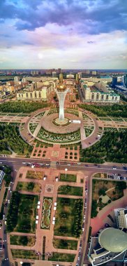 Nur-Sultan, Kazakistan - 29 Temmuz: Gökdelenler ve Baiterek Kulesi ile Nur-Sultan veya Nursultan (Astana) şehir merkezine güzel panoramik hava drone görünümü, Kazakistan (Qazaqstan)