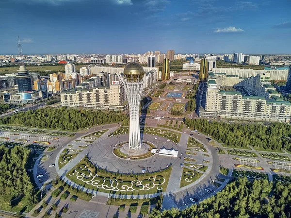 NUR-SULTAN, KAZAKHSTAN - 29 de julho: Bela vista panorâmica de drones aéreos para o centro da cidade de Nur-Sultan ou Nursultan (Astana) com arranha-céus e Torre Baiterek, Cazaquistão (Qazaqstan) ) — Fotografia de Stock