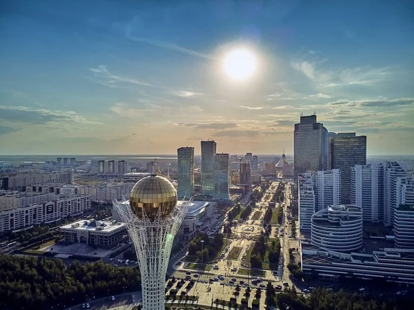 Nur-Sultan, Kazakistan - 29 Temmuz: Gökdelenler ve Baiterek Kulesi ile Nur-Sultan veya Nursultan (Astana) şehir merkezine güzel panoramik hava drone görünümü, Kazakistan (Qazaqstan)