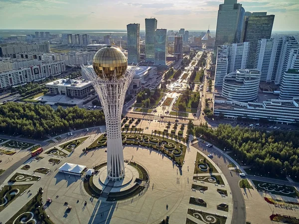 NUR-SULTAN, KAZAKHSTAN - 29 de julho: Bela vista panorâmica de drones aéreos para o centro da cidade de Nur-Sultan ou Nursultan (Astana) com arranha-céus e Torre Baiterek, Cazaquistão (Qazaqstan) ) — Fotografia de Stock