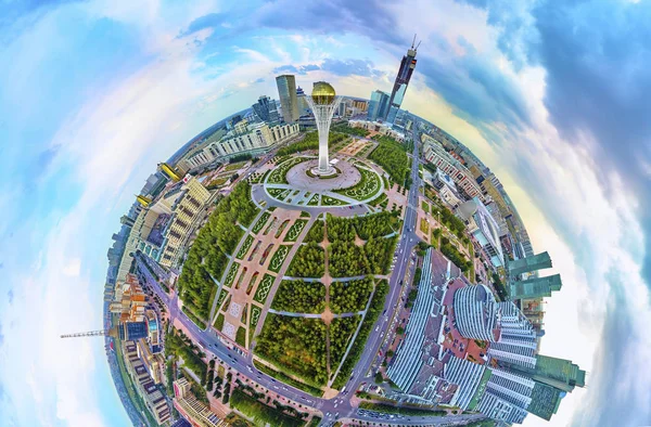 NUR-SULTAN, KAZAKHSTAN - 29 de julio: Hermosa panorámica (360 pequeño planeta panorámico esférico) vista aérea de aviones no tripulados al centro de Nur-Sultan o Nursultan (Astana) con rascacielos y Torre Baiterek — Foto de Stock