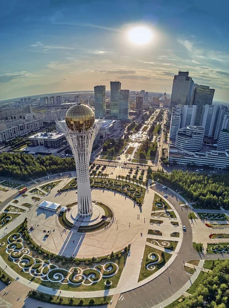 NUR-SULTAN, KAZAKHSTAN - 29 de julho: Bela vista panorâmica de drones aéreos para o centro da cidade de Nur-Sultan ou Nursultan (Astana) com arranha-céus e Torre Baiterek, Cazaquistão (Qazaqstan) ) — Fotografia de Stock