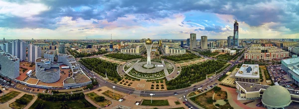 NUR-SULTAN, KAZAKHSTAN - 29 de julho: Bela vista panorâmica de drones aéreos para o centro da cidade de Nur-Sultan ou Nursultan (Astana) com arranha-céus e Torre Baiterek, Cazaquistão (Qazaqstan) ) — Fotografia de Stock