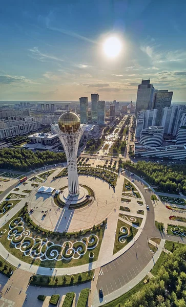 NUR-SULTAN, KAZAKHSTAN - 29 de julho: Bela vista panorâmica de drones aéreos para o centro da cidade de Nur-Sultan ou Nursultan (Astana) com arranha-céus e Torre Baiterek, Cazaquistão (Qazaqstan) ) — Fotografia de Stock