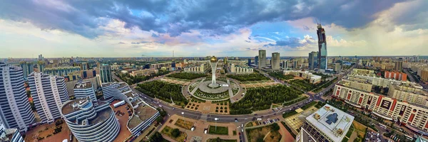 Nur-Sultan, Kazahsztán-július 29: gyönyörű panoráma antenna drone érdekében a Nur-Sultan vagy Nursultan (Astana) Városközpont felhőkarcolók és Baiterek Tower, Kazahsztán (Qazaqstan) — Stock Fotó