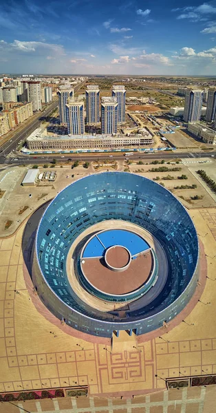 NUR-SULTAN, KAZAKHSTAN - 11 de agosto: Bela vista panorâmica do drone aéreo para Nursultan (Astana) centro da cidade com arranha-céus e Palácio Shabyt da Criatividade (Universidade Nacional de Artes ) — Fotografia de Stock