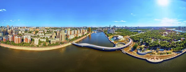 Nur-Sultan, Kazakistan - 30 Temmuz: Ishim Nehri Embankment 'e güzel panoramik hava aracı manzarası Gökdelenleri ve modern yaya köprüsü olan Nur-Sultan (Astana) şehir merkezi