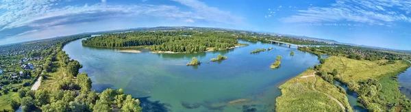 UST-KAMENOGORSK, KAZAKHSTAN - 09 de agosto: Bela vista panorâmica de drones aéreos para a confluência dos rios Irtysh e Ulba em UST-KAMENOGORSK (Oskemen), QAZAQSTAN — Fotografia de Stock