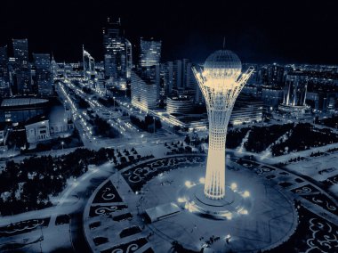 Nur-Sultan, Kazakistan - 10 Ağustos: Gökdelenler ve Baiterek Kulesi ile Nursultan (Astana) şehir merkezine güzel panoramik hava drone gece aydınlatma görünümü, Kazakistan (Qazaqstan)