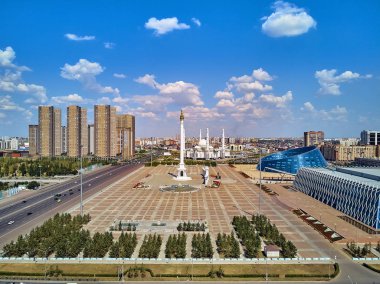 Nur-Sultan, Kazakistan - 11 Ağustos: Gökdelenler, Anıt Kazak Eli, Şabt Yaratıcılık Sarayı ve Hazreti Sultan Camii ile Nursultan (Astana) şehir merkezine güzel panoramik havadan drone görünümü