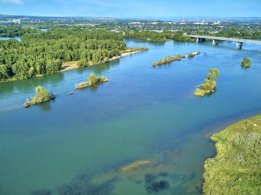Ust-Kamenogorsk, Kazakistan - 09 Ağustos: Ust-Kamenogorsk (Oskemen), Qazaqstan'da Irtysh ve Ulba nehirlerinin kesiştiği manzaraya güzel panoramik hava aracı manzarası