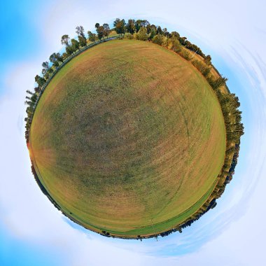 Bialowieza Ormanı'na kadar güzel 360 panoramik küçük gezegen havadan insansız hava aracı görünümü - bir zamanlar Avrupa Ovası boyunca uzanan muazzam ilkel ormanın son ve en büyük kalan parçalarından biri
