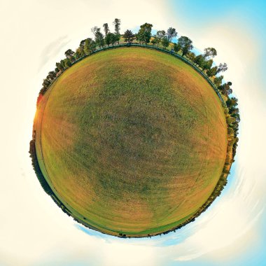 Güzel 360 panoramik küçük gezegen bialo için havadan drone görünümü