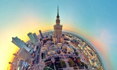 Gün batımında güzel panoramik hava drone görünümü - 