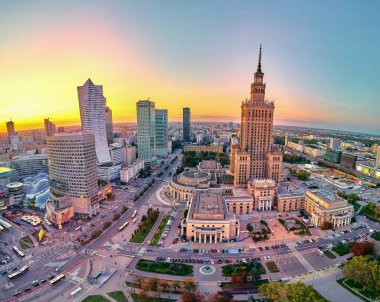 Varşova Şehir ve Kültür ve Bilim Sarayı merkezine gün batımında güzel panoramik hava drone görünümü - Varşova, Polonya önemli bir yüksek katlı bina