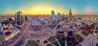 Varşova Şehir ve Kültür ve Bilim Sarayı merkezine gün batımında güzel panoramik hava drone görünümü - Varşova, Polonya önemli bir yüksek katlı bina