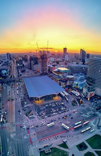 Bella vista panoramica drone aereo al tramonto al centro di Varsavia, stazione ferroviaria centrale "Centralna" e Palazzo della Cultura e della Scienza - un notevole grattacielo a Varsavia, Polonia — Foto Stock