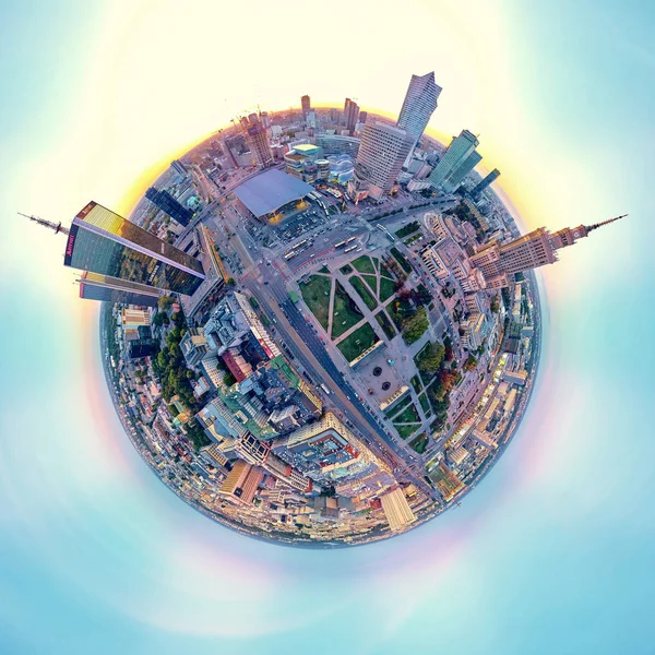 Hermosa vista panorámica de aviones no tripulados al atardecer - "pequeño planeta", panorama de 360 grados - al centro de la ciudad de Varsovia y el Palacio de Cultura y Ciencia - un notable edificio de gran altura en Varsovia, Polonia — Foto de Stock