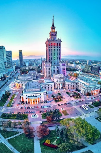 Bela vista panorâmica de drones aéreos ao pôr do sol para o centro da cidade de Varsóvia e Palácio da Cultura e Ciência - um notável edifício de arranha-céus em Varsóvia, Polônia — Fotografia de Stock