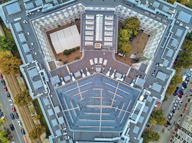 Varşova Teknoloji Üniversitesi 'nin ana binasının güzel panoramik hava aracı görüntüsü. Varşova Teknoloji Üniversitesi' nin meydanındaki tarihi bina.