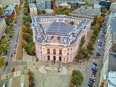 Varşova Teknoloji Üniversitesi 'nin ana binasının güzel panoramik hava aracı görüntüsü. Varşova Teknoloji Üniversitesi' nin meydanındaki tarihi bina.