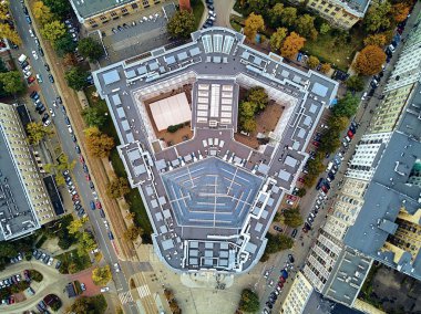 Varşova Teknoloji Üniversitesi 'nin ana binasının güzel panoramik hava aracı görüntüsü. Varşova Teknoloji Üniversitesi' nin meydanındaki tarihi bina.