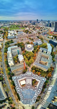 Varşova Teknoloji Üniversitesi 'nin ana binasının güzel panoramik hava aracı görüntüsü. Varşova Teknoloji Üniversitesi' nin meydanındaki tarihi bina.