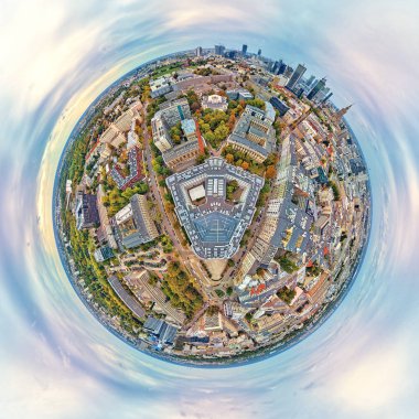 Varşova Teknoloji Üniversitesi 'nin ana binasının güzel panoramik hava aracı görüntüsü. Varşova Teknoloji Üniversitesi' nin meydanındaki tarihi bina.