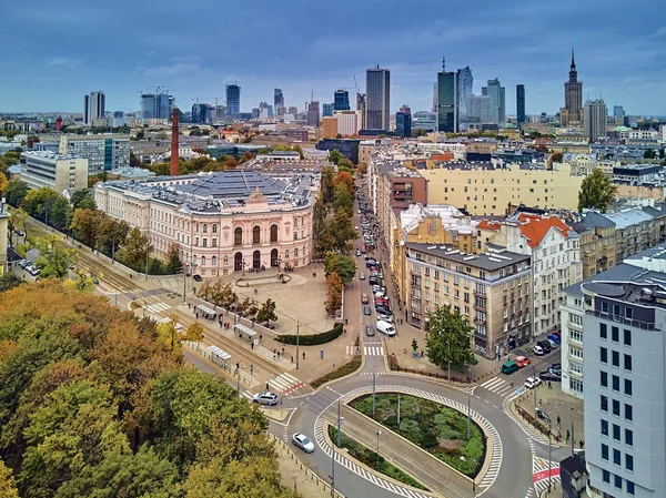 Prachtig panoramisch uitzicht vanuit de drone naar het hoofdgebouw van de Technische Universiteit van Warschau - het historische gebouw op het plein van de Technische Universiteit van Warschau — Stockfoto