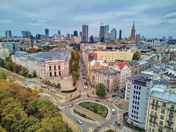Varşova Teknoloji Üniversitesi 'nin ana binasının güzel panoramik hava aracı görüntüsü. Varşova Teknoloji Üniversitesi' nin meydanındaki tarihi bina. — Stok fotoğraf