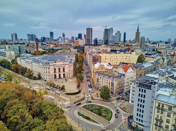 Piękny panoramiczny widok z lotu ptaka na Gmach Główny Politechniki Warszawskiej - zabytkowy budynek położony na placu Politechniki Warszawskiej — Zdjęcie stockowe