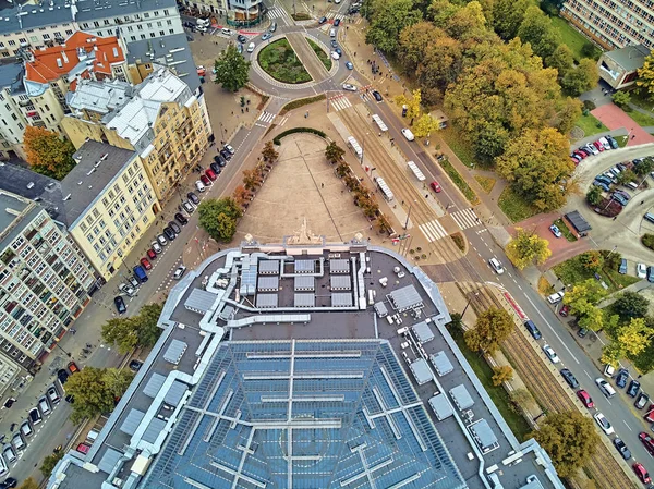 Prachtig panoramisch uitzicht vanuit de drone naar het hoofdgebouw van de Technische Universiteit van Warschau - het historische gebouw op het plein van de Technische Universiteit van Warschau — Stockfoto